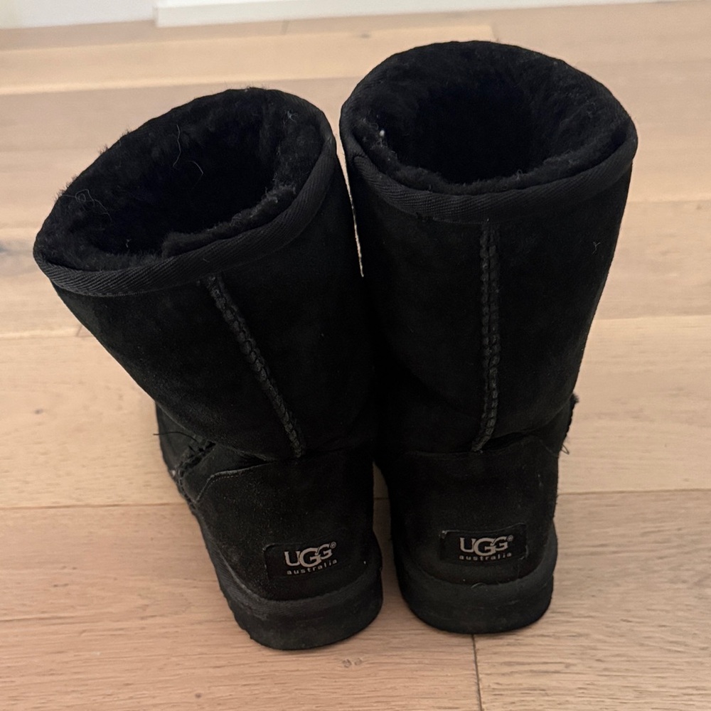 UGG  Classic Short Black Boots